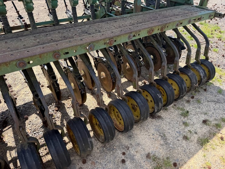 john-deere-520-image-12