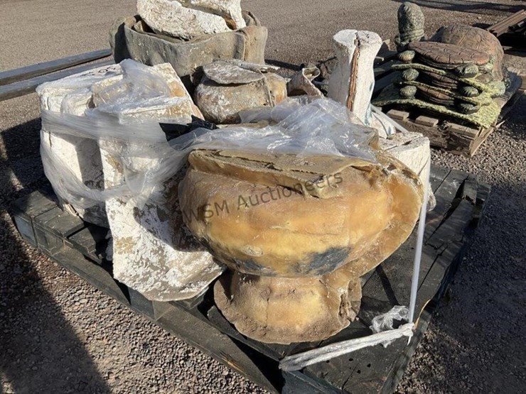 pallet-of-assorted-concrete-molds-image-3