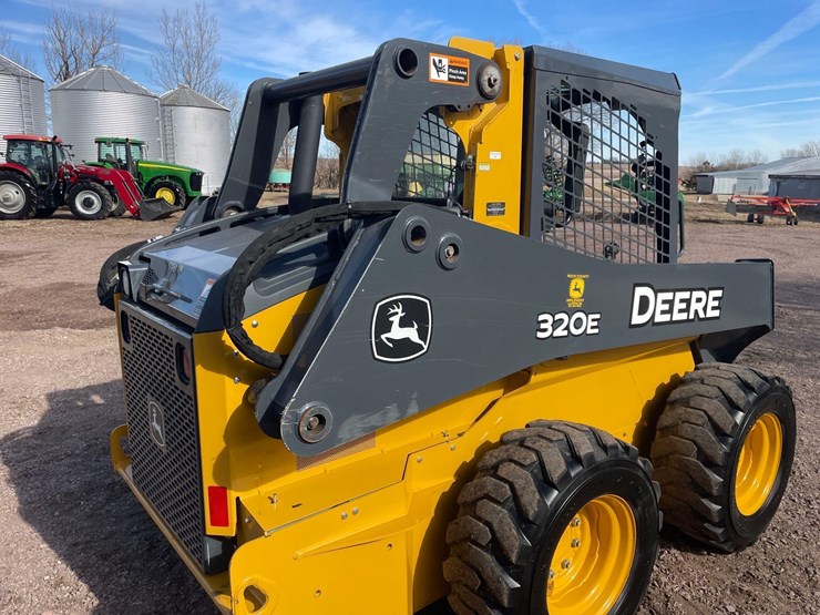 2017-deere-320e-image-17