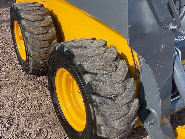 2017-deere-320e-image-12