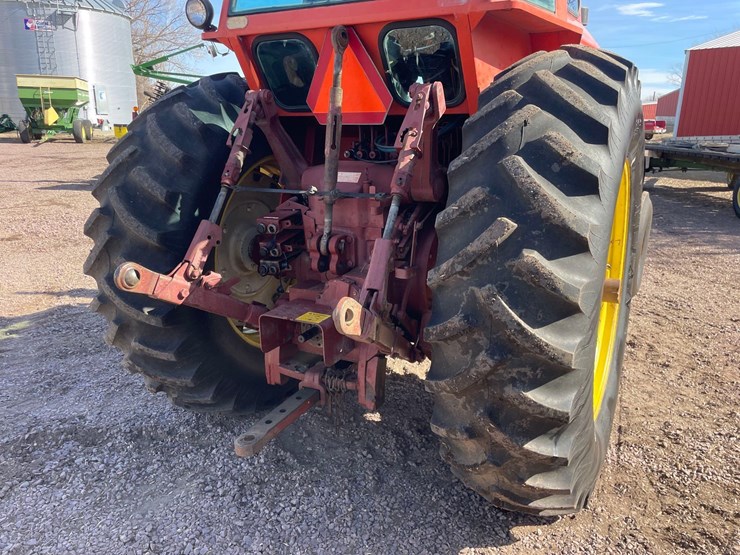 allis-chalmers-7040-2wd-tractor-image-17