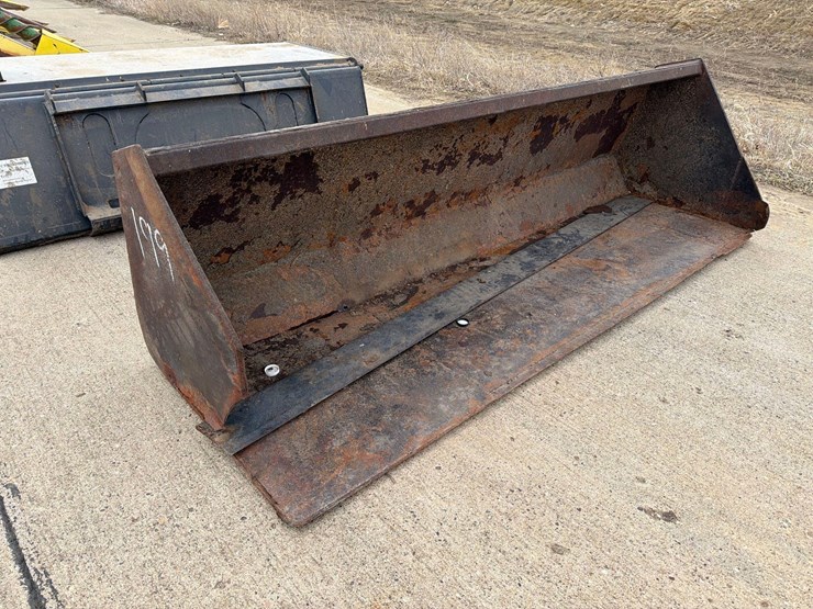 skidloader-8ft-quick-tach-bucket-image-1