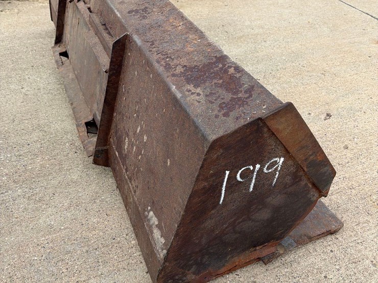 skidloader-8ft-quick-tach-bucket-image-10