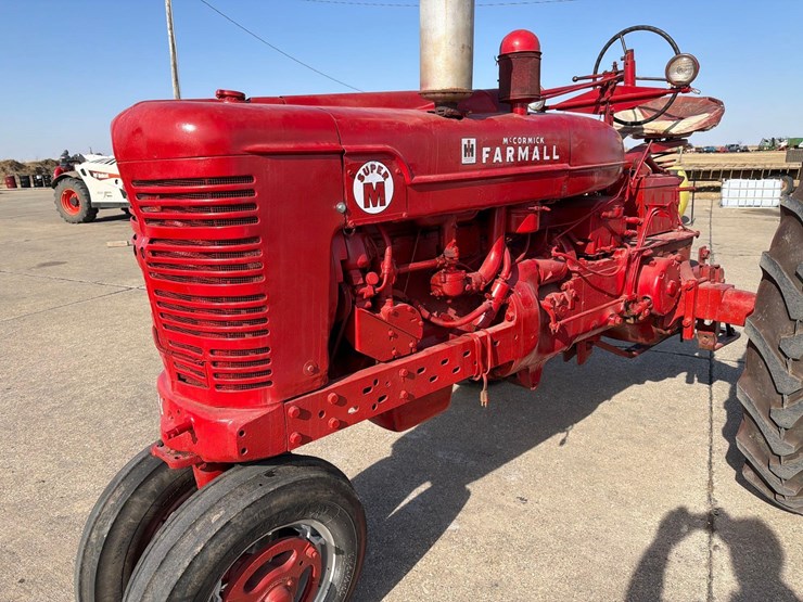 1953-farmall-super-m-tractor-image-10