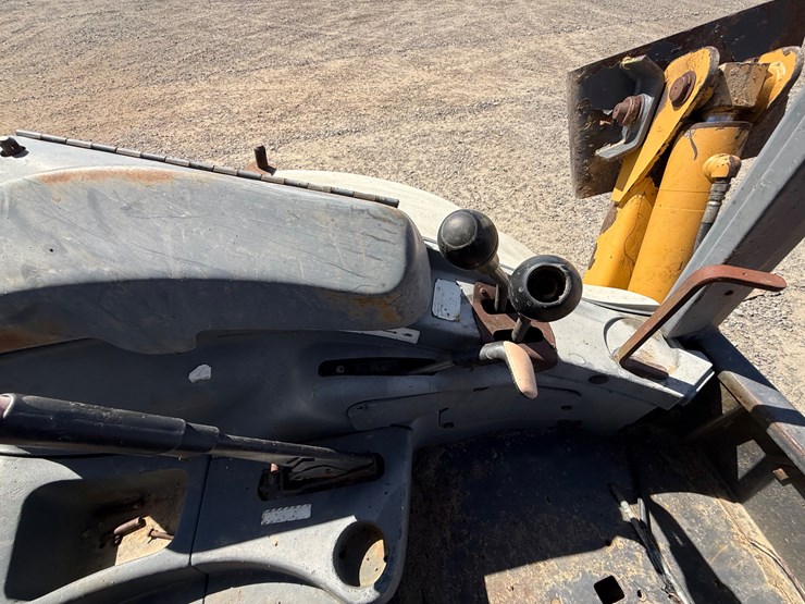 new-holland-555e-image-55