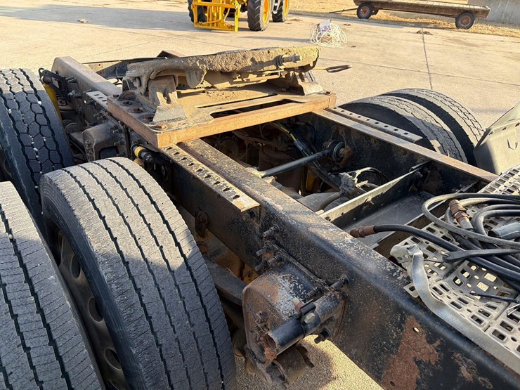 2001-volvo-vn-image-23