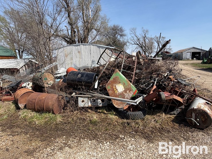 farm-scrap-metal-pile-image-4