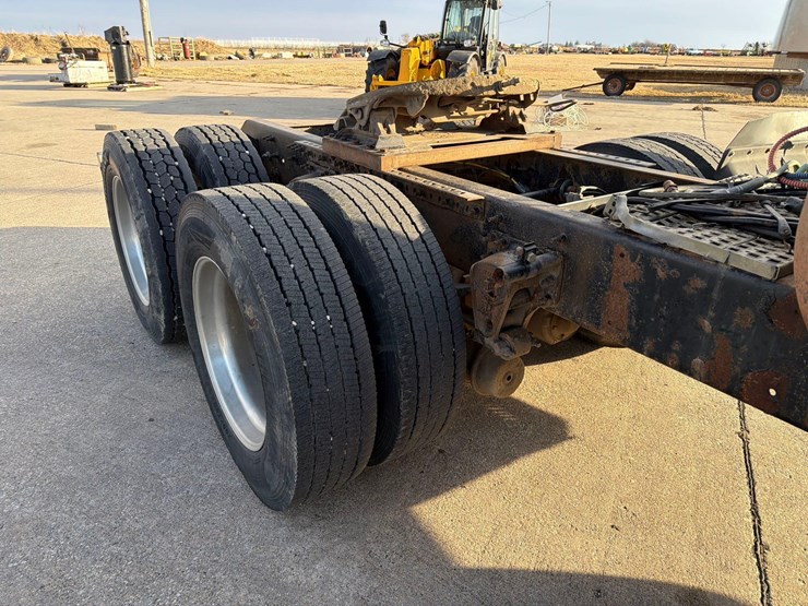 2001-volvo-vn-image-22