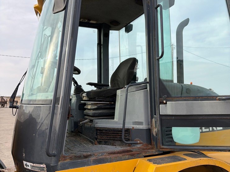 2016-deere-244k-image-35