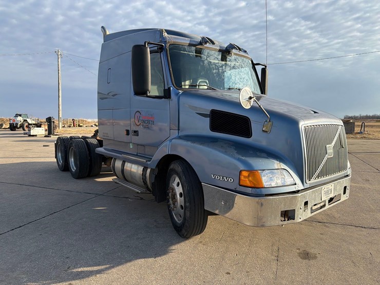 2001-volvo-vn-image-3