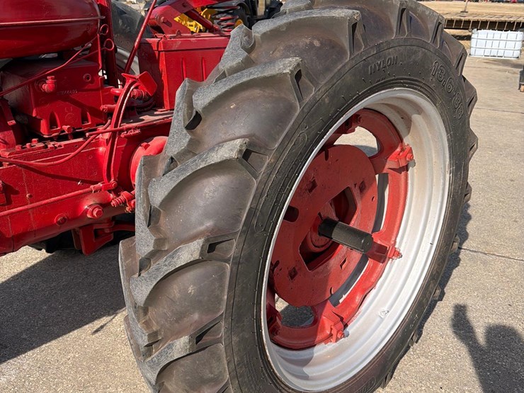 1953-farmall-super-m-tractor-image-7