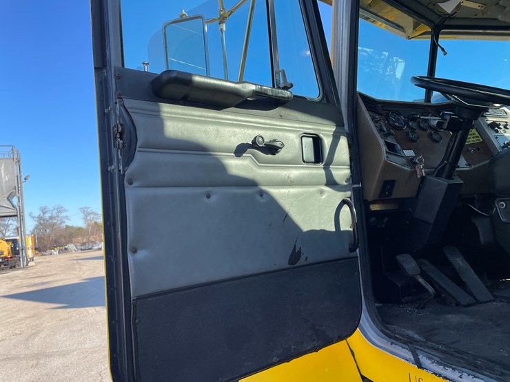 1999-peterbilt-330-image-34