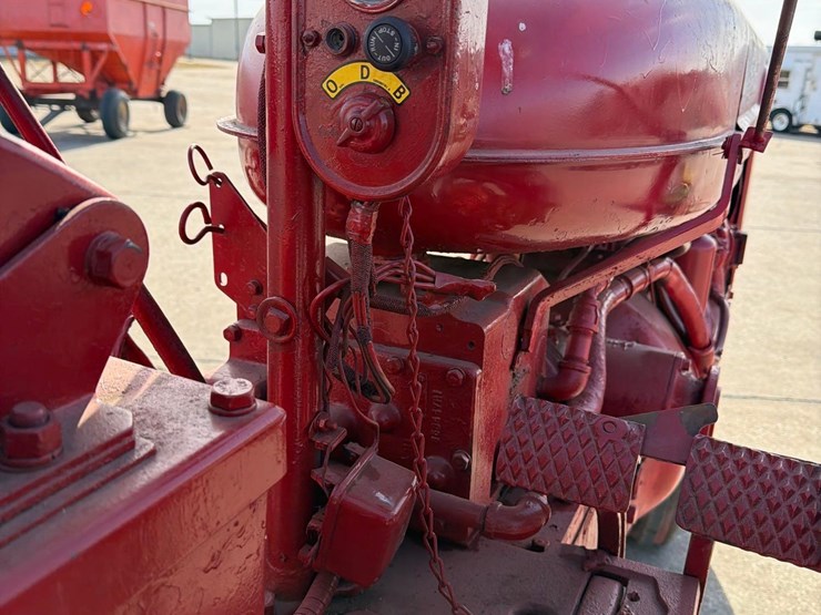 1953-farmall-super-m-tractor-image-28