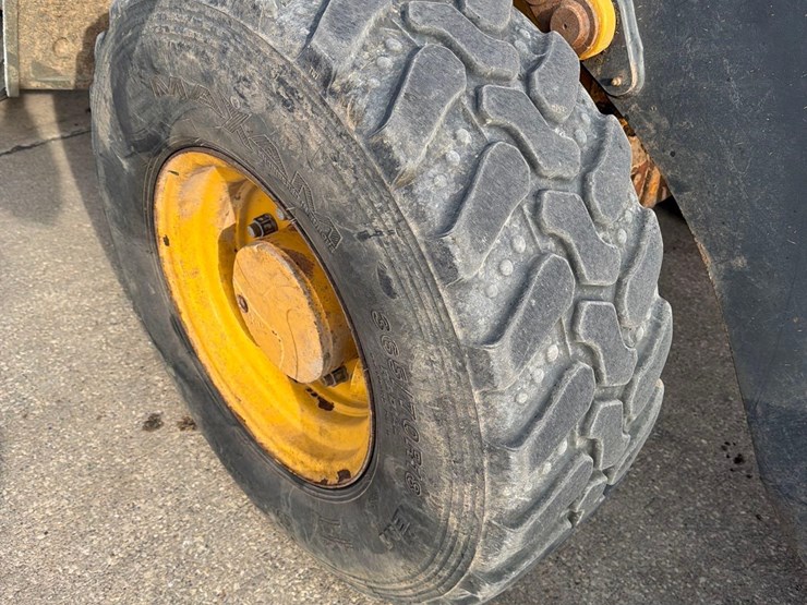 2016-deere-244k-image-15