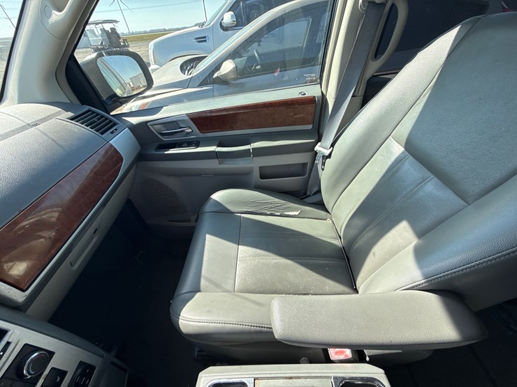 2009-chrysler-town-&-country-image-29