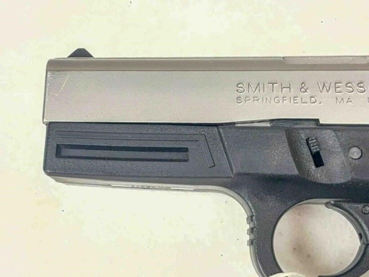 smith&-wesson-pistol-image-9
