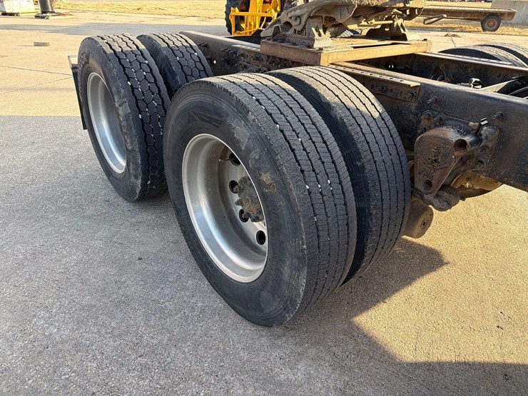 2001-volvo-vn-image-24