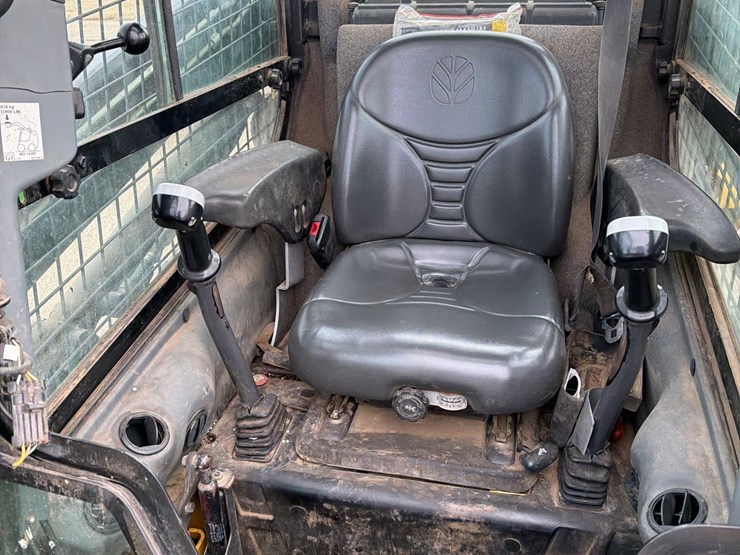 2011-new-holland-l218-image-42