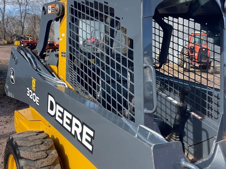 2017-deere-320e-image-13