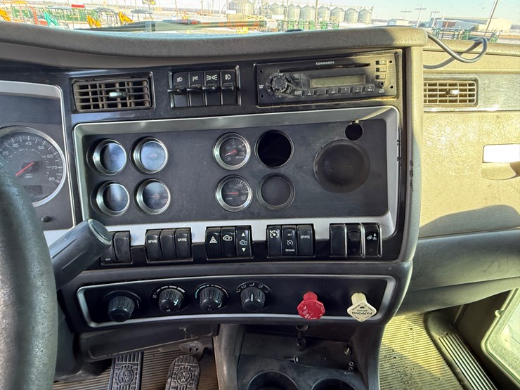 2010-kenworth-t800-image-32