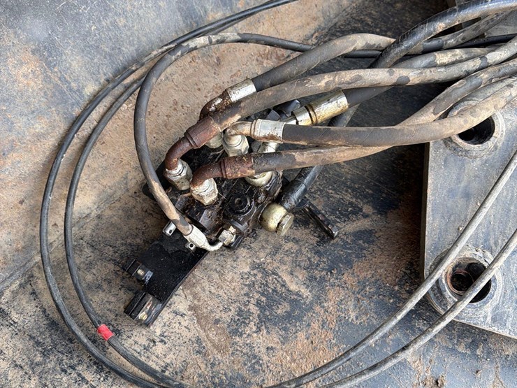 2013-new-holland-855tl-image-13