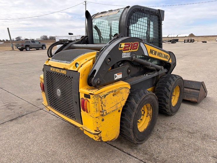 2011-new-holland-l218-image-4