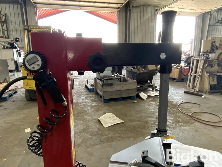 2025-massey-ferguson-730-image-18