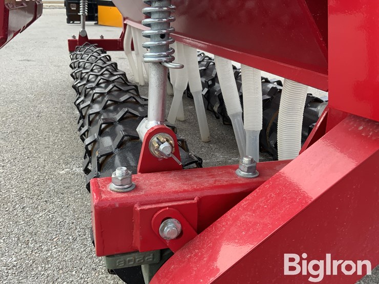 2025-massey-ferguson-730-image-16