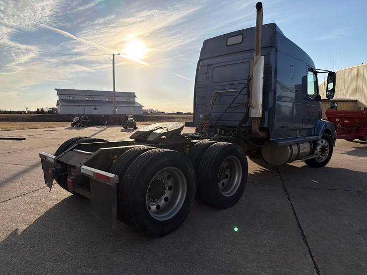 2001-volvo-vn-image-4