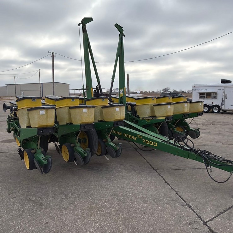 JOHN DEERE 7200