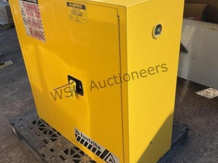 justrite-flammable-storage-cabinet-image-2
