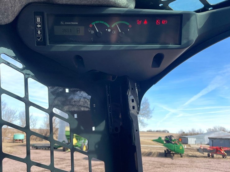 2017-deere-320e-image-31