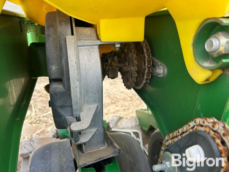 john-deere-12-image-16
