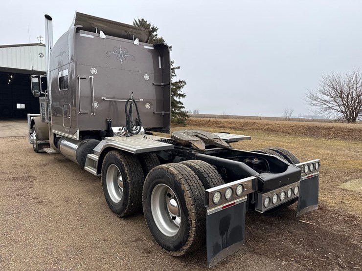 2016-peterbilt-389-image-4