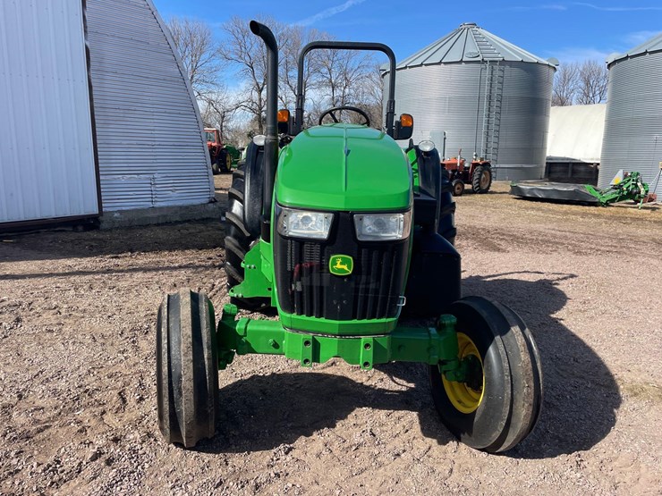 2017-john-deere-5085m-image-3