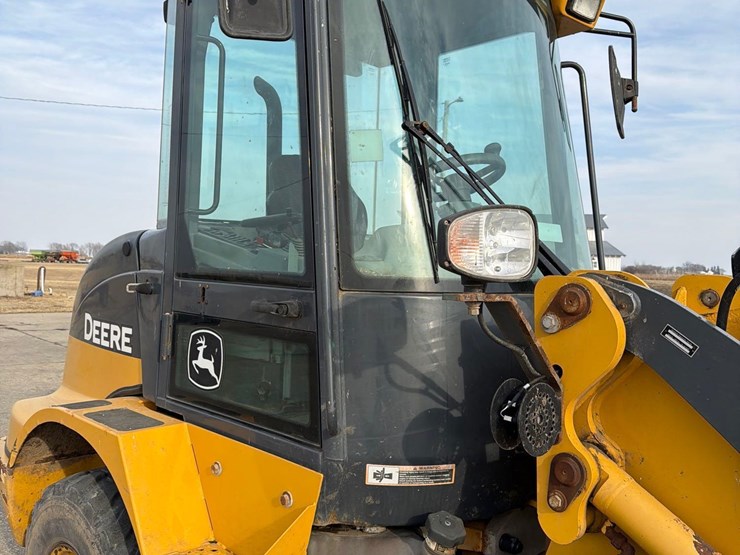 2016-deere-244k-image-28