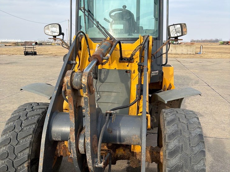 2016-deere-244k-image-25