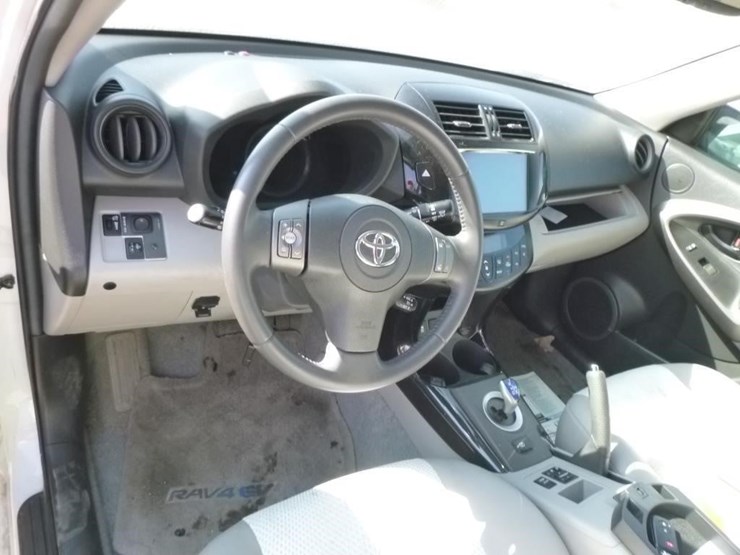 2014-toyota-rav4-image-11