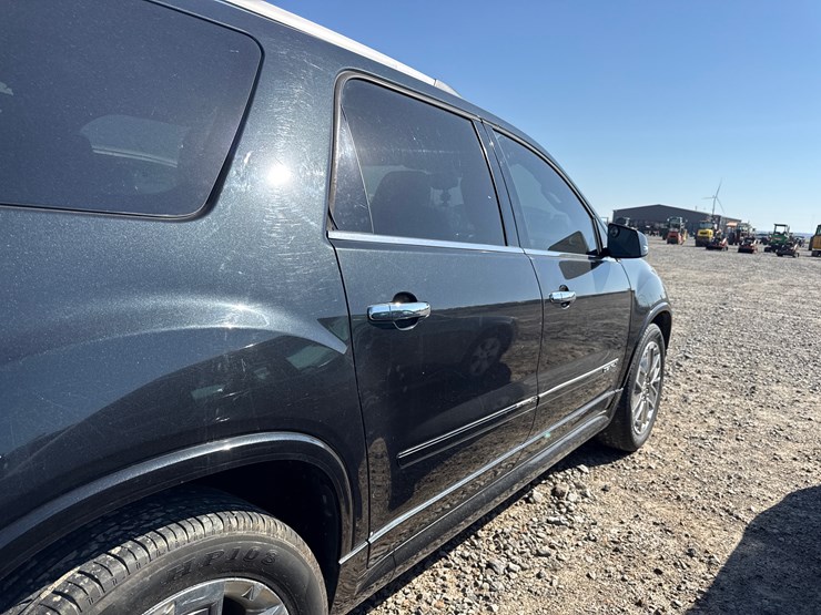 2011-gmc-acadia-image-19