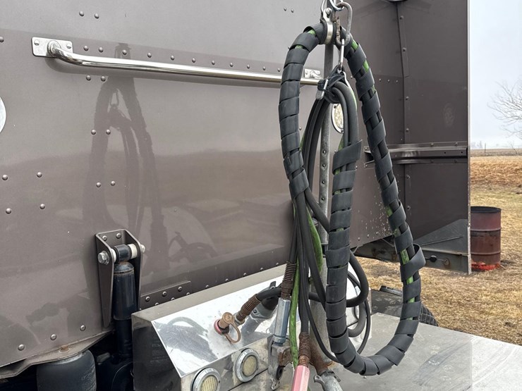 2016-peterbilt-389-image-55