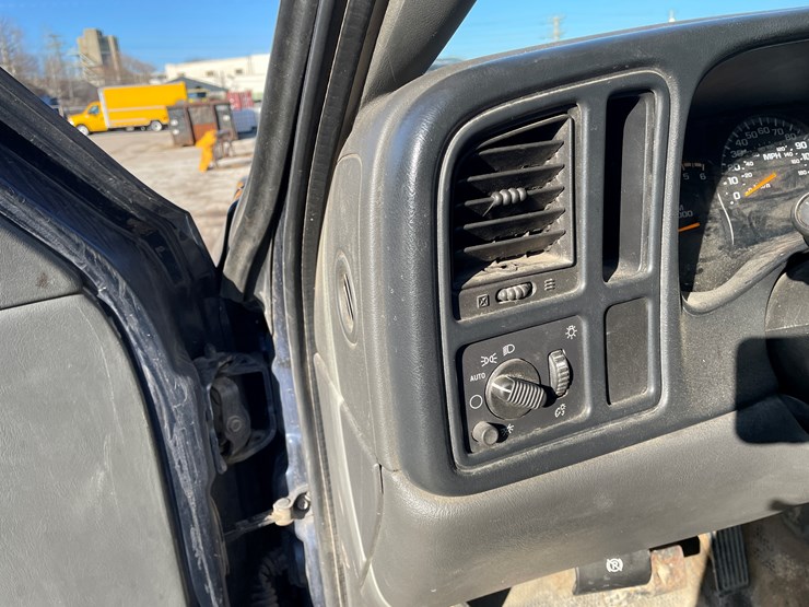 2005-chevrolet-3500-image-43