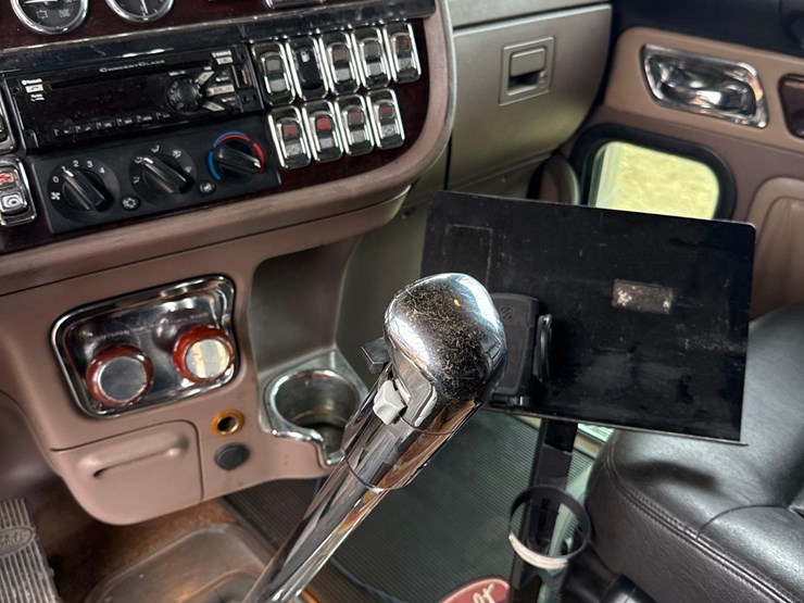 2016-peterbilt-389-image-75