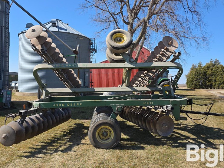 john-deere-220-image-4