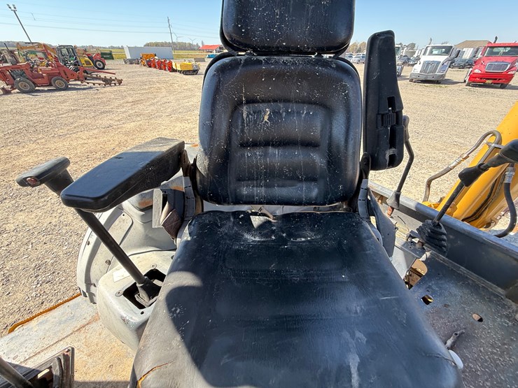 new-holland-555e-image-51