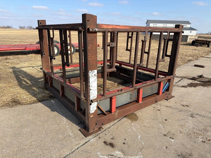 homemade-7ft-x-7ft-hay-feeder-image-1