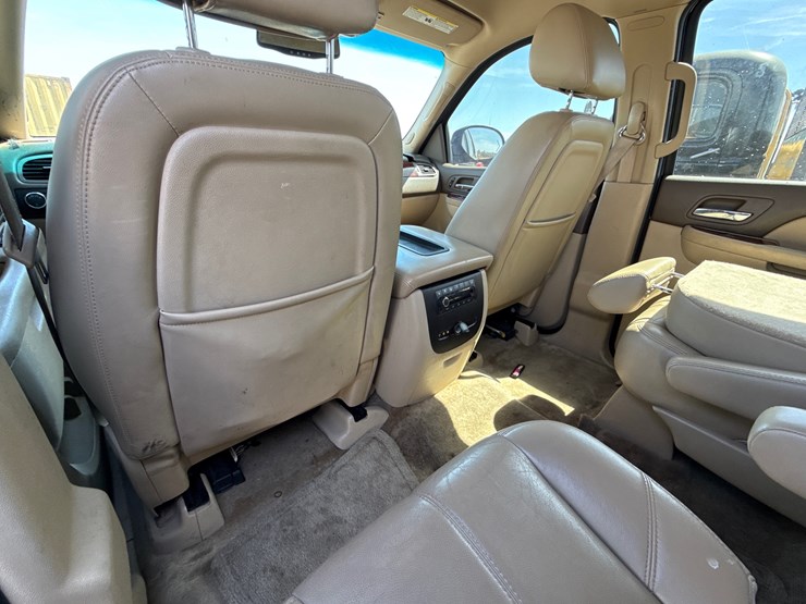 2010-chevrolet-tahoe-image-26