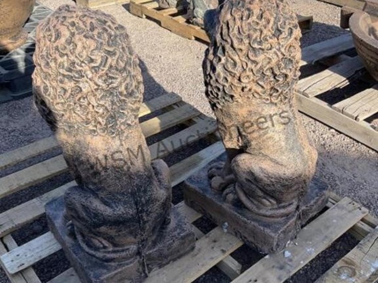 (2)-concrete-lion-statues-image-4