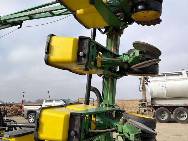 john-deere-7300-image-6