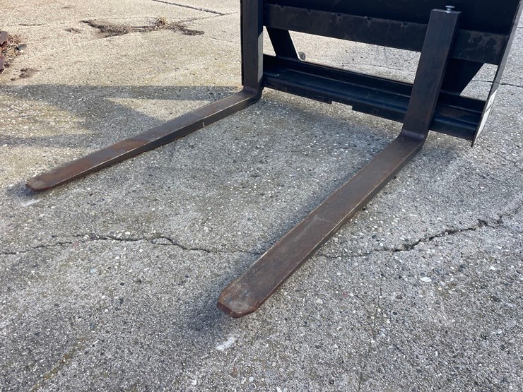 2016-case-ih-l765-image-6