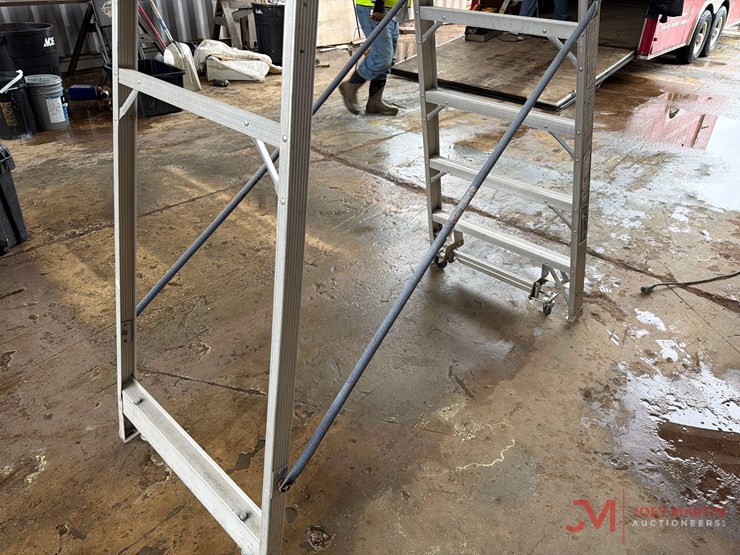 louisville-8-aluminum-rolling-ladder-image-4